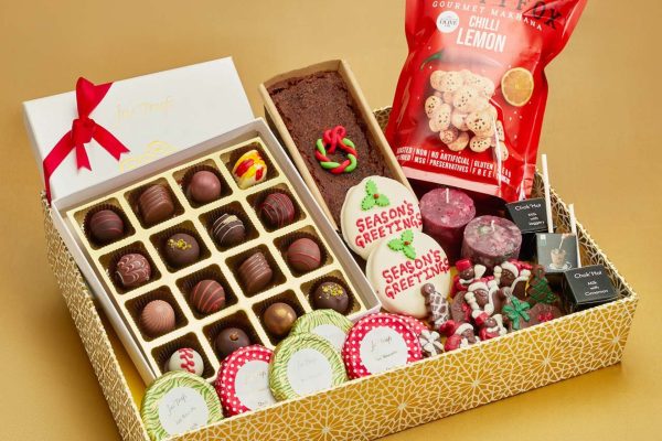 ChristmasWellnessCravingsChocolateandCakeHamper-Large